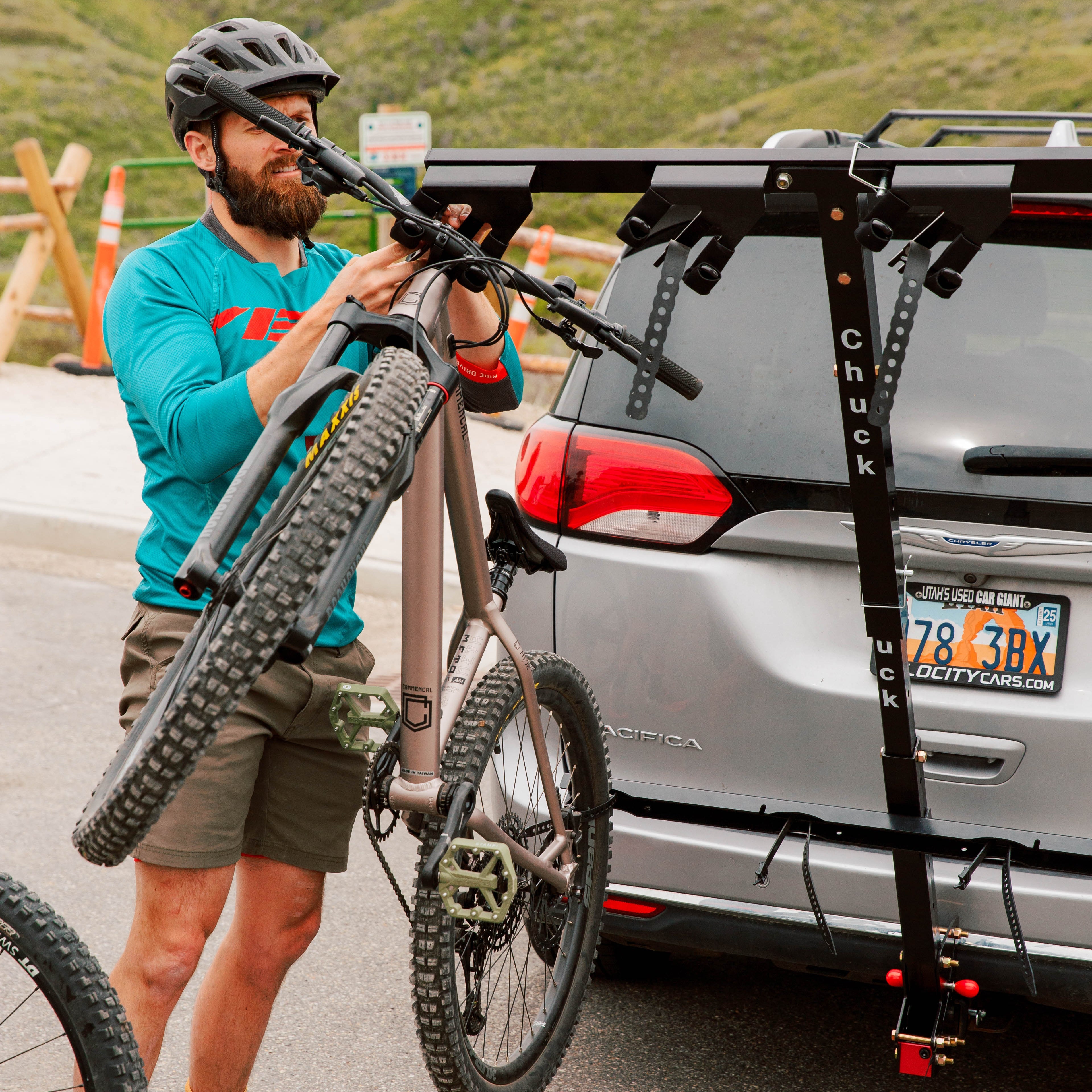 Chuck Rack 4-Bike Vertical Hitch Rack